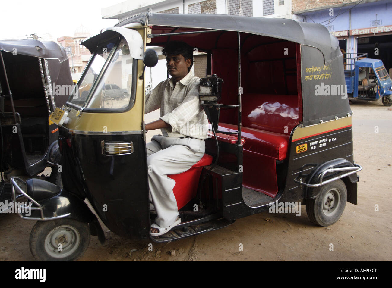 Un autorickshaw a Jaipur, India. Il autorickshaw è decorata con una smart interni rossi. Foto Stock