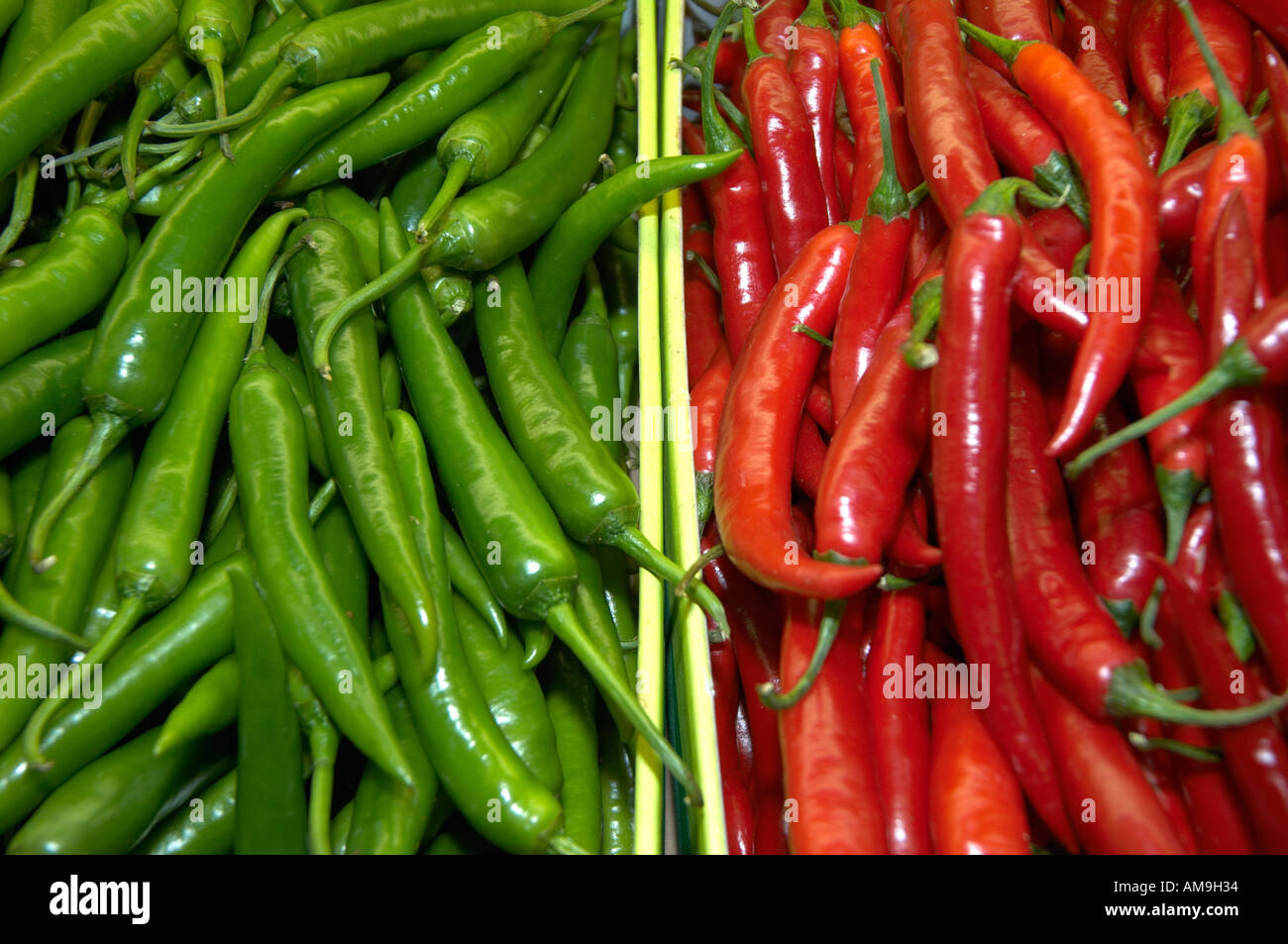 Visualizzazione di rosso e peperoncini verdi in un mercato Foto Stock