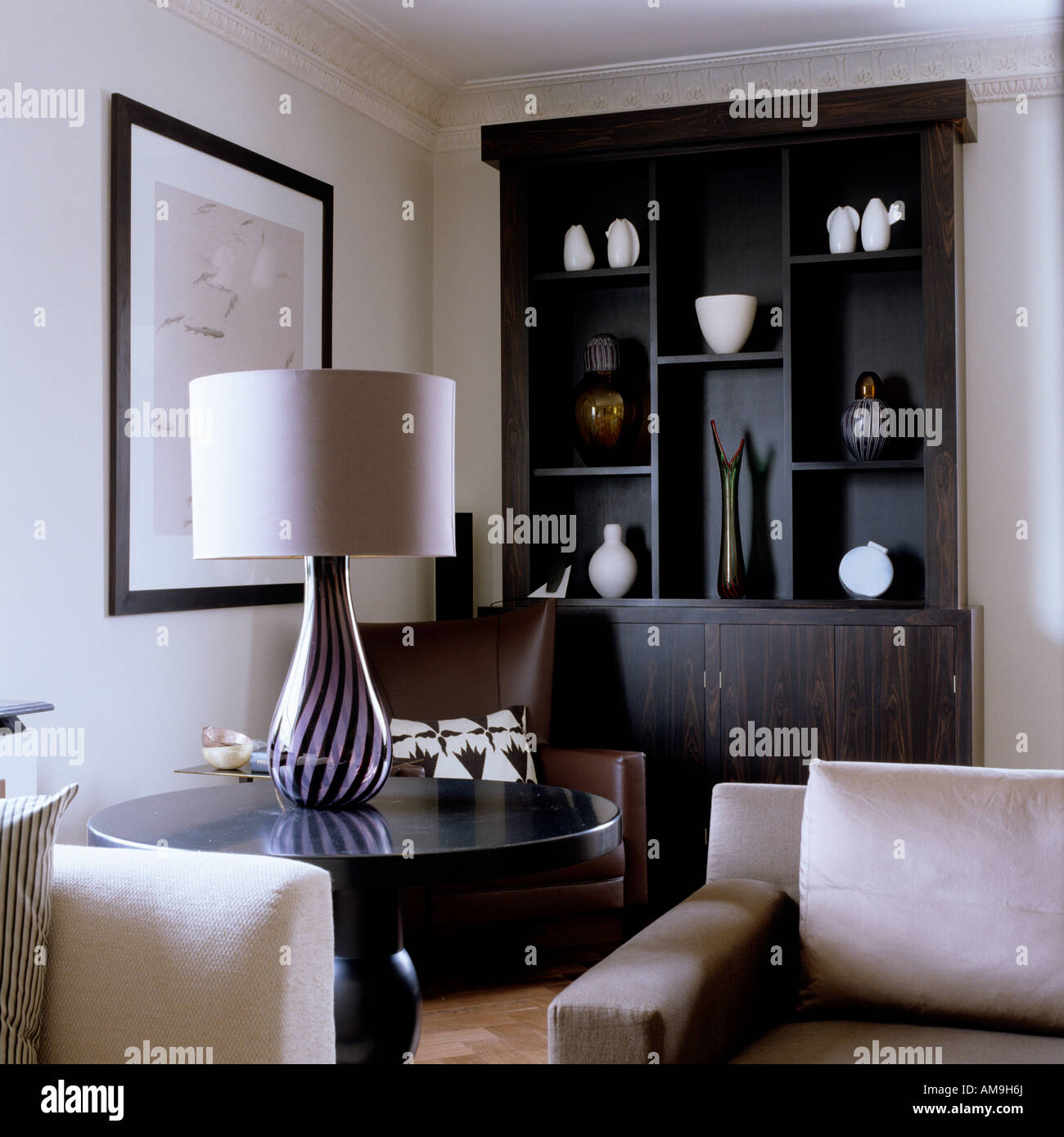 Poltrona e lampada e cabinet in ebano in un lussuoso appartamento di Londra Foto Stock