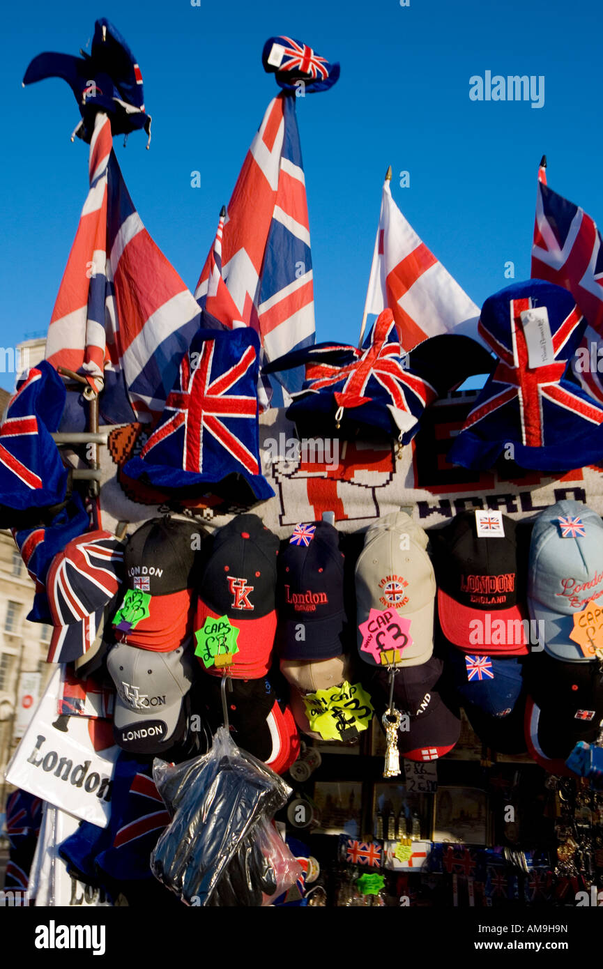 Londra, Inghilterra e memorabilia britannico e negozio di souvenir compresi i cappucci. le bandiere e t-shirts Foto Stock