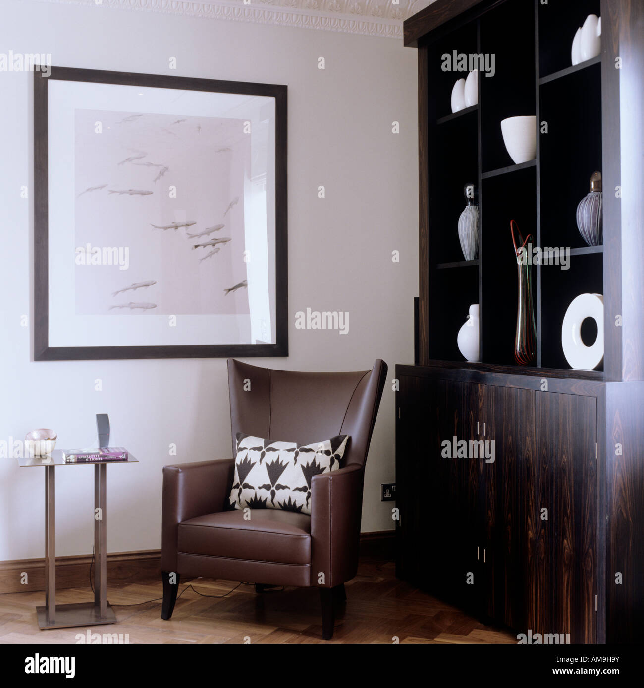 Poltrona in pelle e legno di ebano armadio nel lusso moderno appartamento di Londra Foto Stock
