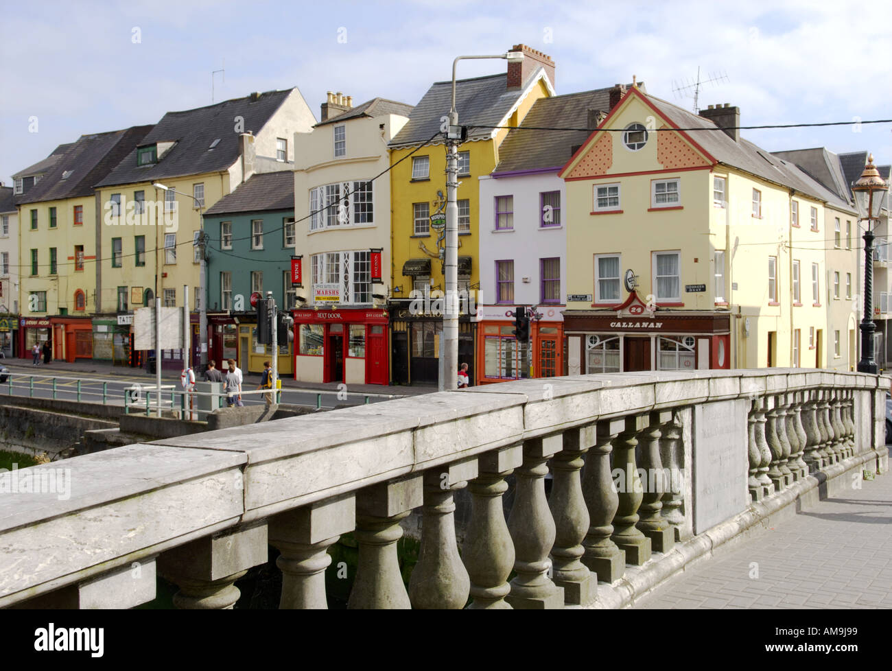 La città di Cork, Irlanda. Il Parlamento ponte sul fiume Lee con vecchi magazzini su Georges Quay dietro. Foto Stock