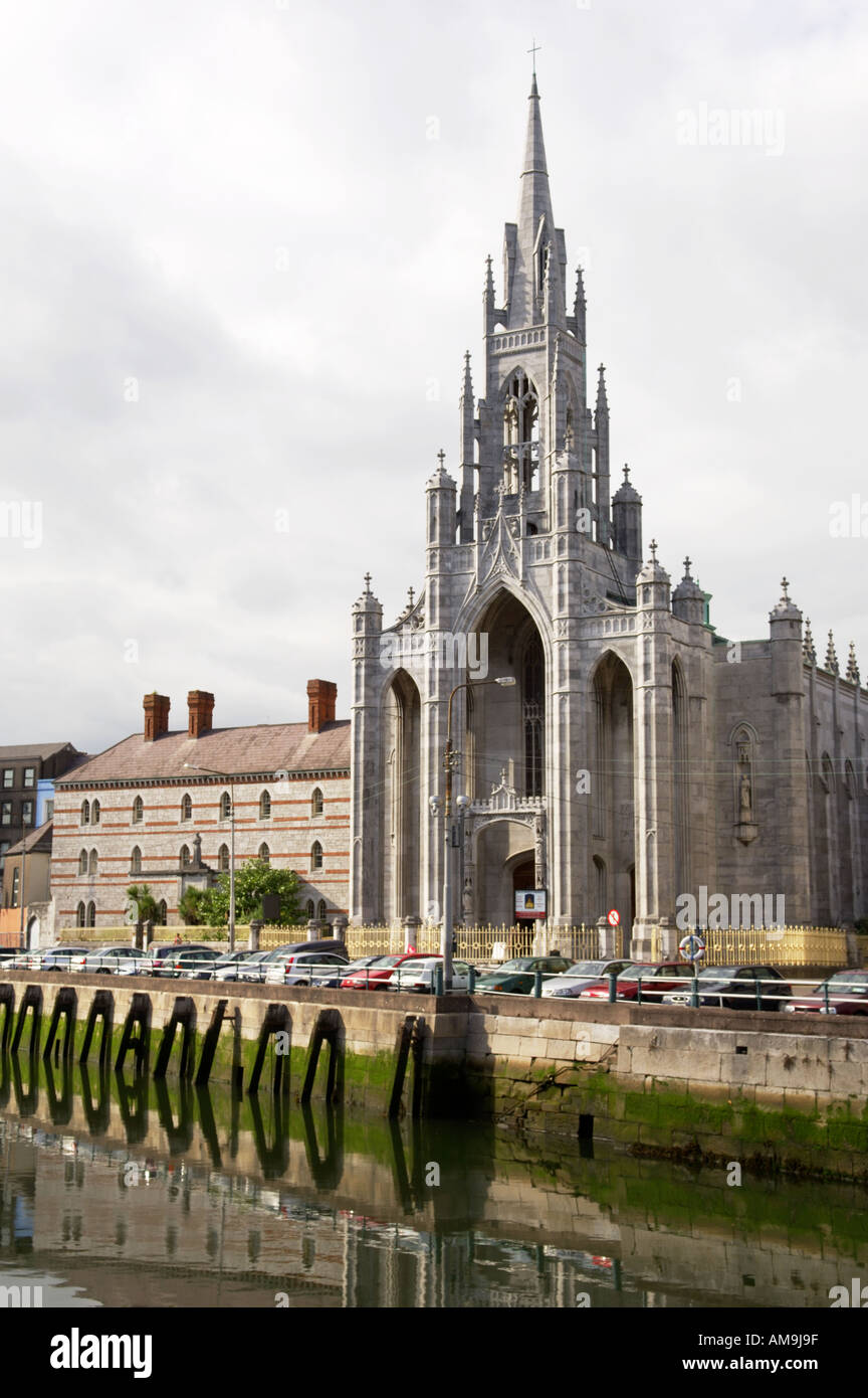 La città di Cork, nella contea di Cork, Irlanda. Al di là del fiume Lee alla Chiesa della Santa Trinità nel centro della citta'. Foto Stock
