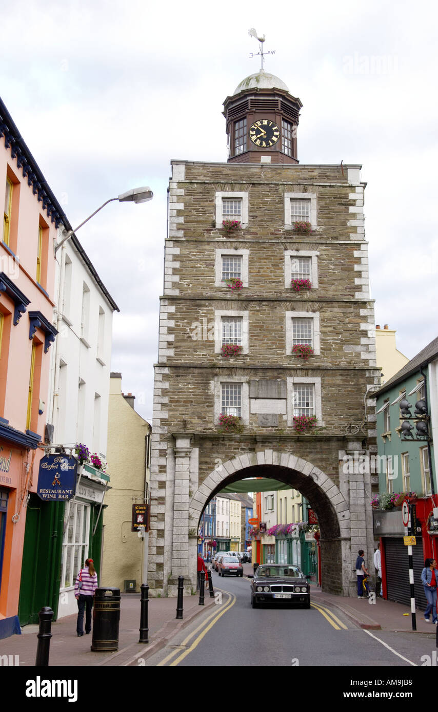 La storica fortificata città costiera di Youghal, County Cork, Irlanda. La Torre dell Orologio su Main Street. Foto Stock