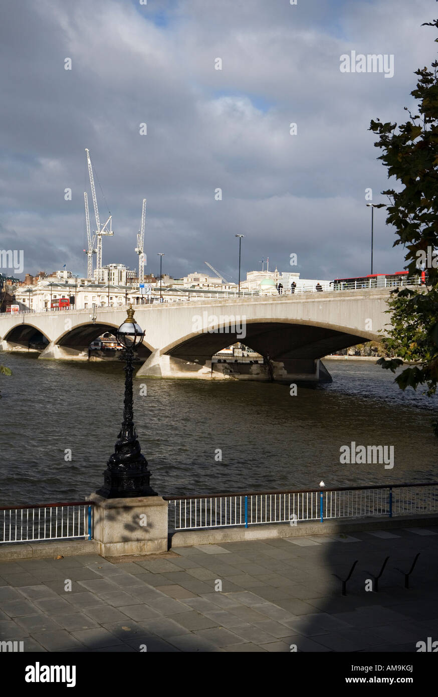 Si affaccia sul Fiume Tamigi e Waterloo Bridge da South Bank di Londra Foto Stock