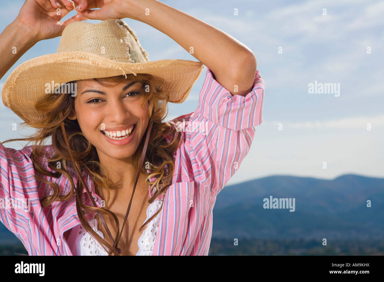 Donna che ride e indossando un cappello all'esterno. Foto Stock