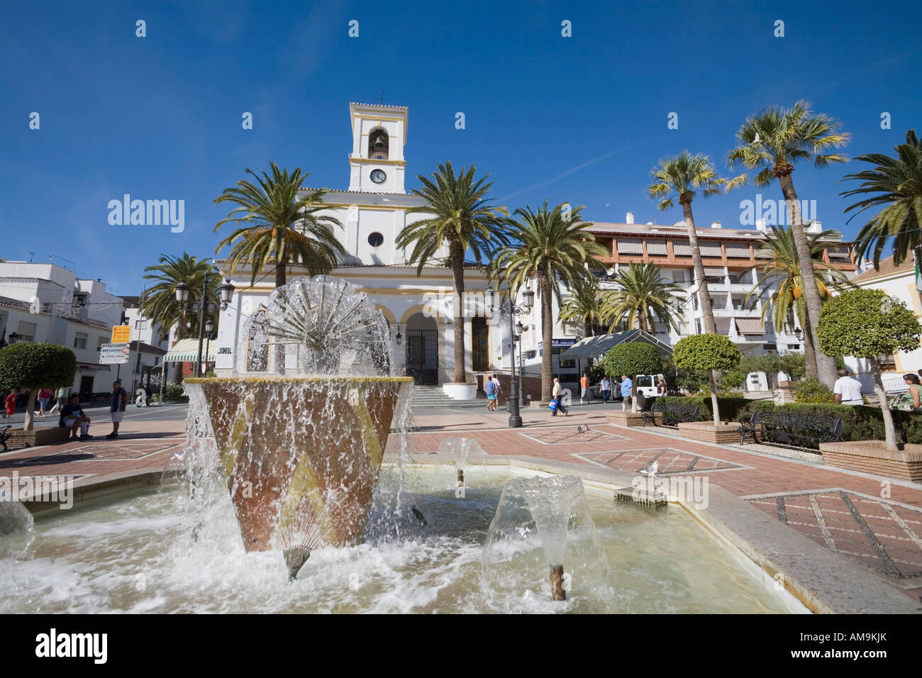 San Pedro de Alcantara Provincia di Malaga Costa del Sol Spagna Plaza de la Iglesia Chiesa e fontana Foto Stock