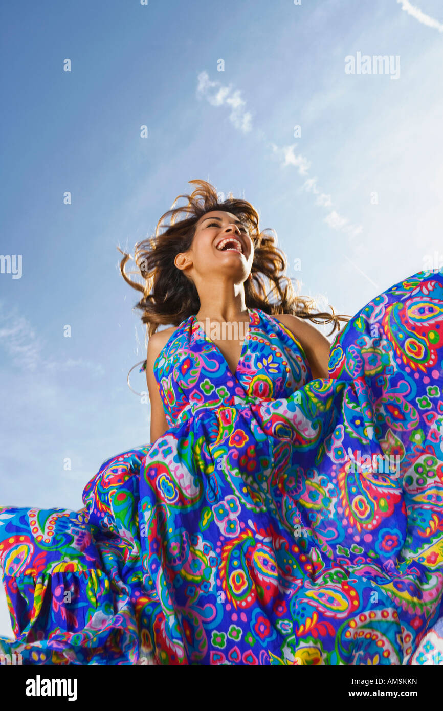 Donna all'aperto ridere in un colorato vestito. Foto Stock