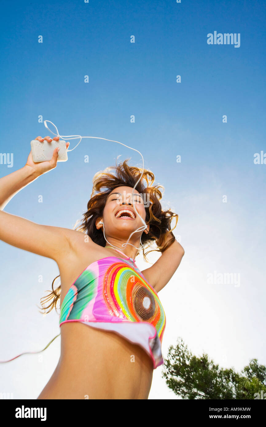 Woman Dancing per lettore MP3 all'aperto sorridente. Foto Stock
