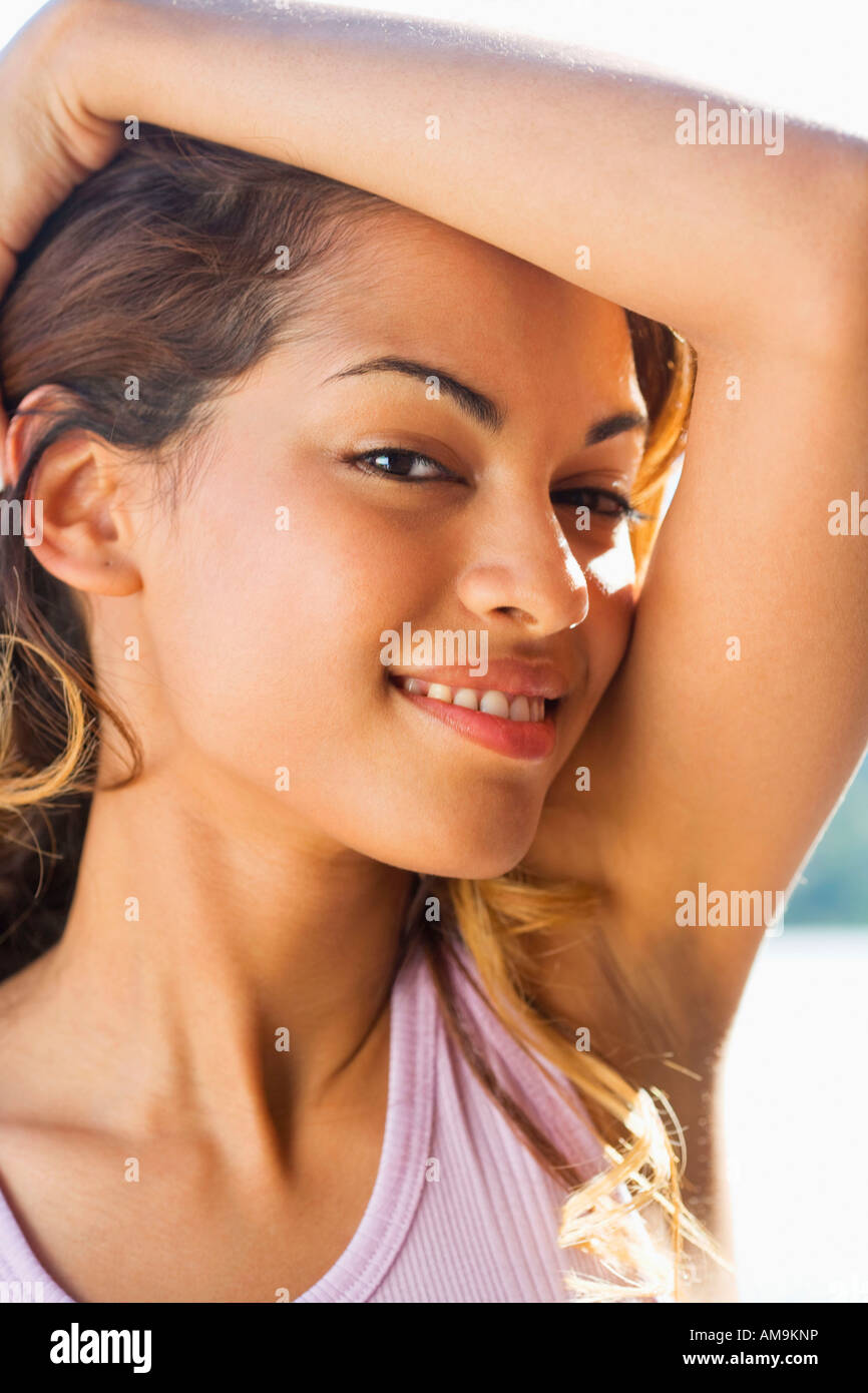 Donna sorridente all'esterno. Foto Stock