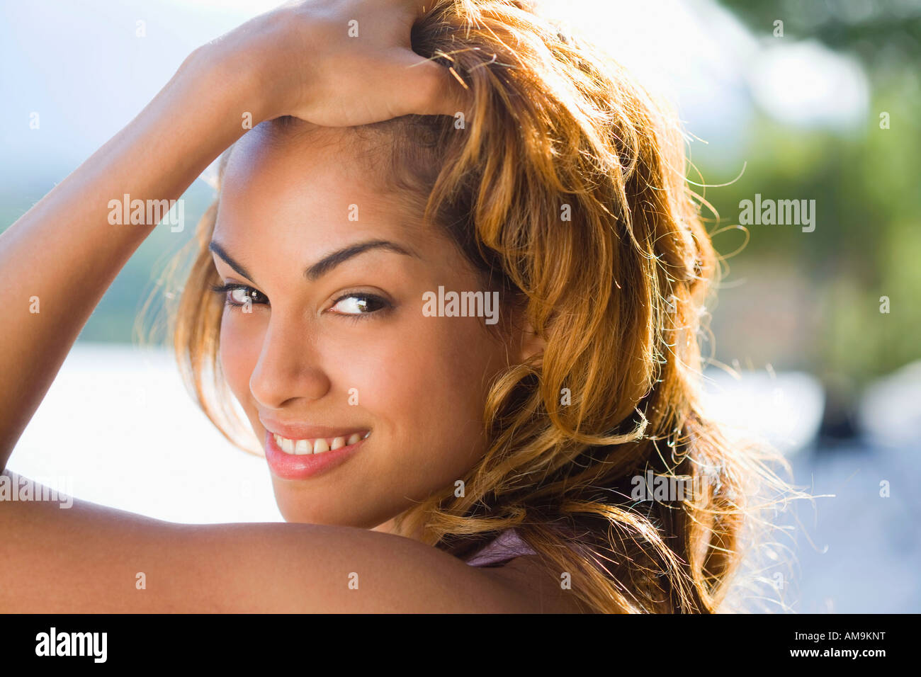 Donna sorridente all'esterno. Foto Stock