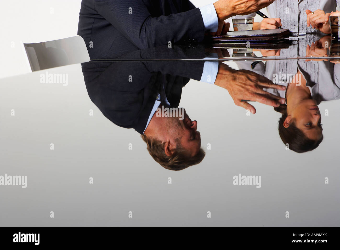 Due persone di affari di riflessione in una tabella. Foto Stock