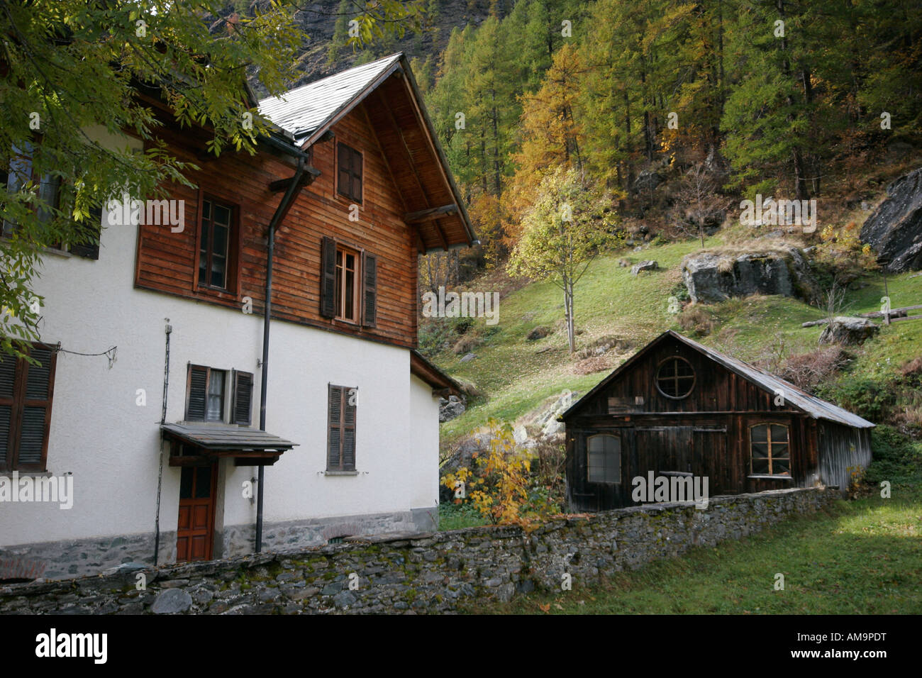 Architettura tipica a Gressoney la Trinite, Valle D'Aosta, Italia Foto Stock