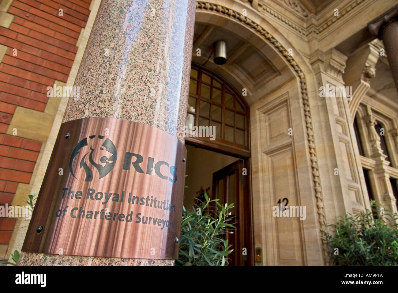 Royal Institute of Chartered Surveyors edificio sulla piazza del Parlamento di Londra Foto Stock