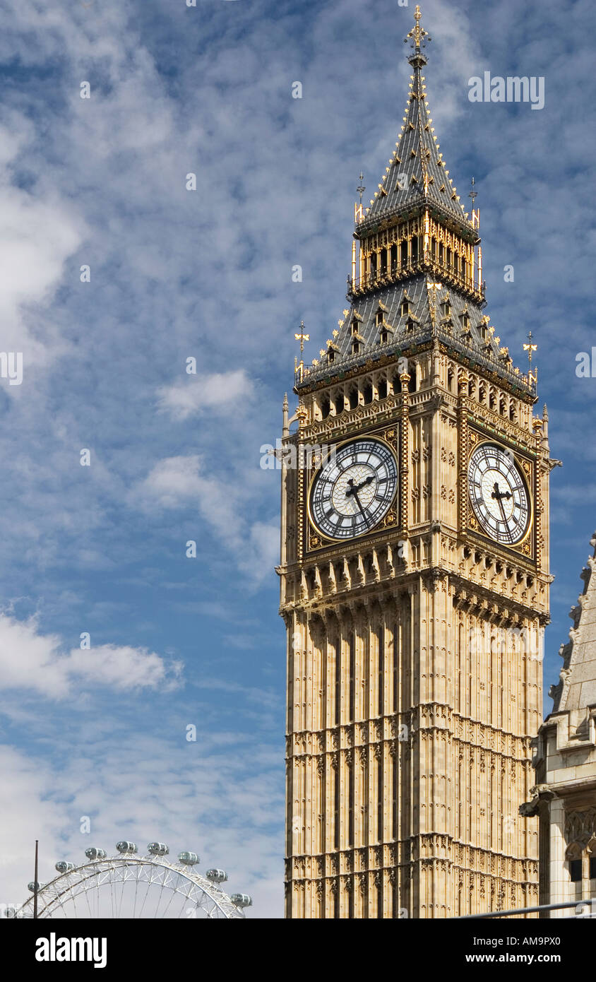Dettaglio del Big Ben con Millennium Wheel in background le case del parlamento di Londra Foto Stock