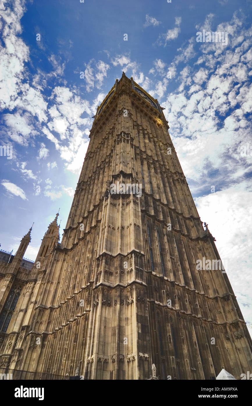 Skyward vista del Big Ben Case del Parlamento di Londra Foto Stock