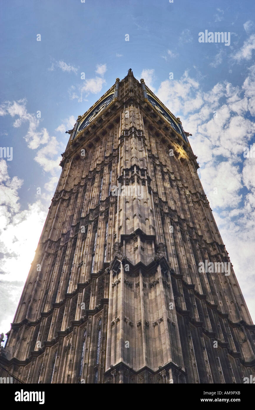 Skyward vista del Big Ben Case del Parlamento di Londra Foto Stock