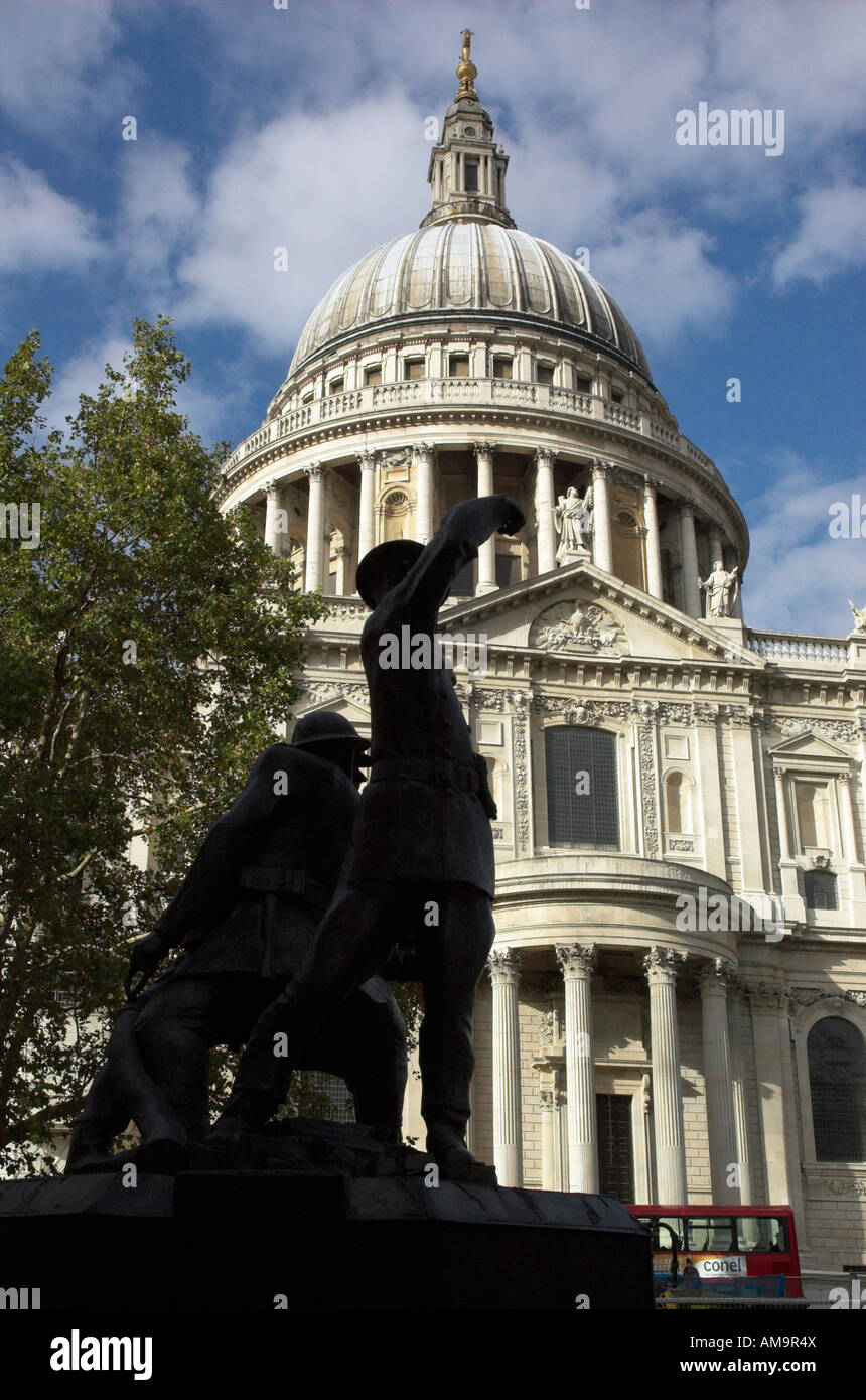 Il memoriale della Londra per i vigili del fuoco nella seconda guerra mondiale stagliano contro la Cattedrale di St Paul Foto Stock