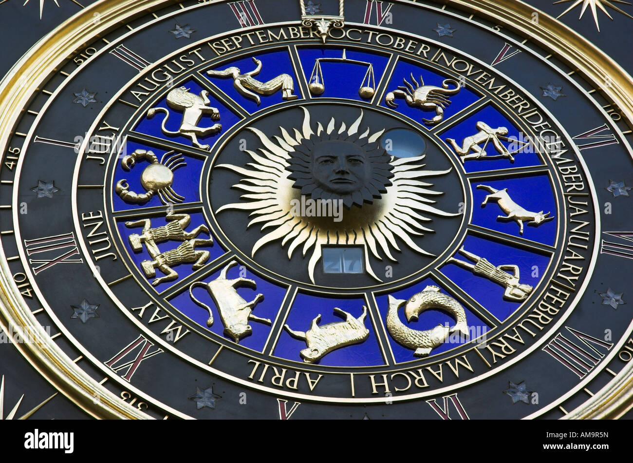 Un orologio zodiac con Winston Churchills volto al centro a Bracken House di Londra Foto Stock