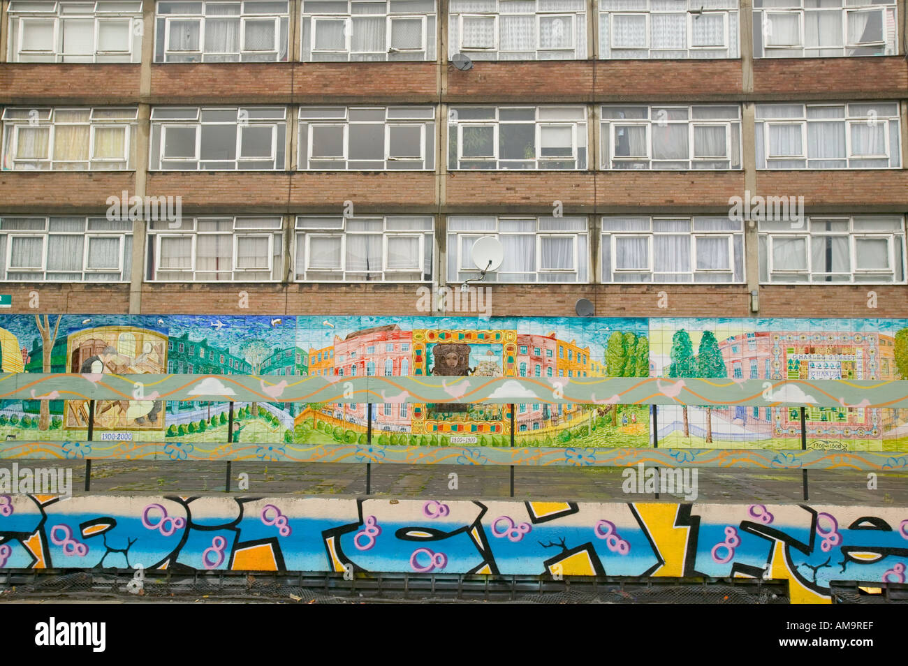 Murales dipinti su malandato consiglio Appartamenti nel Borgo di Hackney Londra Foto Stock