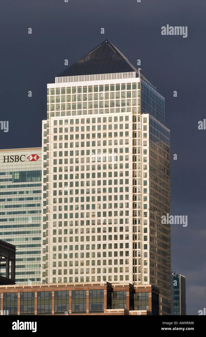 Canary Wharf complesso Docklands di Londra sinistra HSBC One Canada Square a destra Foto Stock