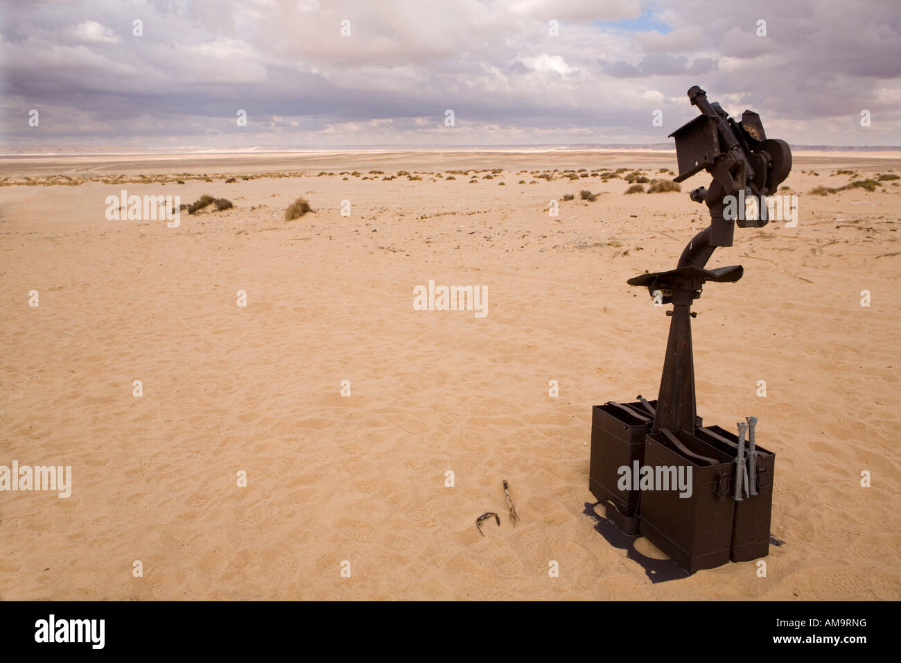 Dimenticato la pistola post a Ain Della, last waterhole prima del grande mare di sabbia nel deserto occidentale d'Egitto. Il Nord Africa Foto Stock