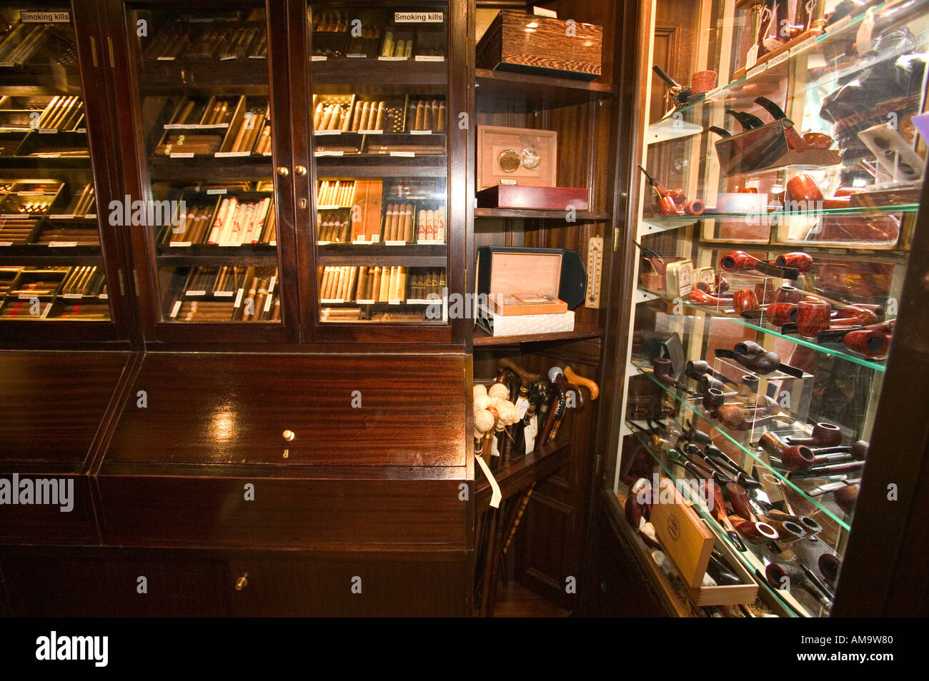 Un vecchio tabaccaio s shop in Covent Garden di Londra Foto Stock