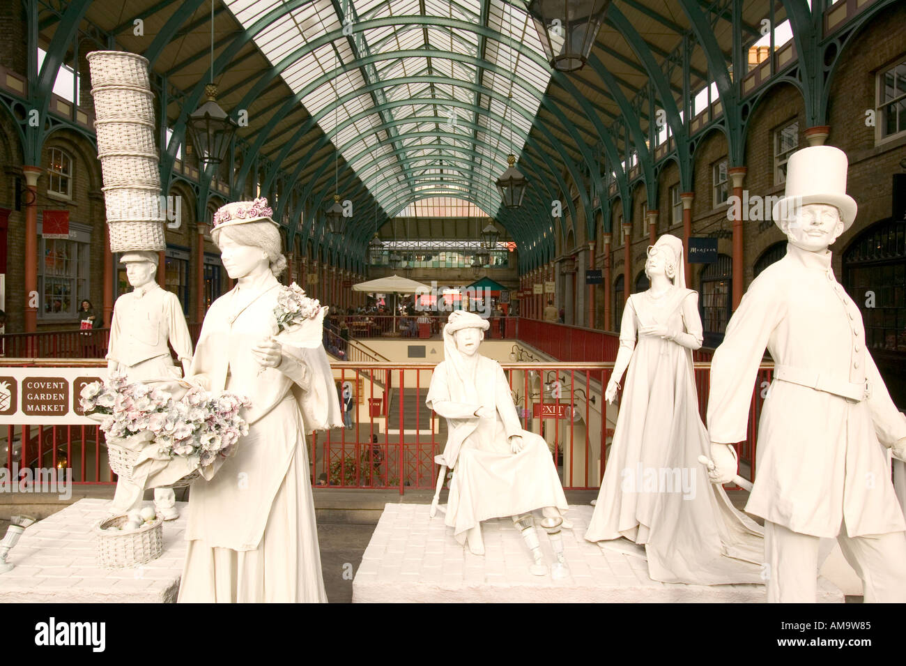Vittoriano scena nel mercato Apple Covent Garden di Londra Foto Stock