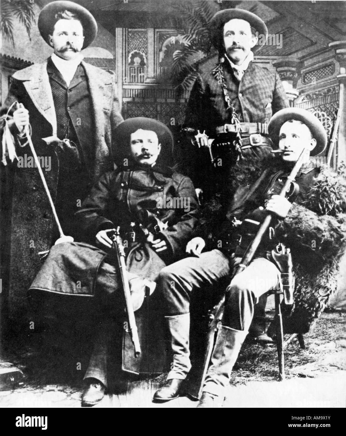 Il James pista ritratto in studio dei famigerati fuorilegge c 1870 Cole giovane Jesse James BOB Giovani e Frank James Foto Stock