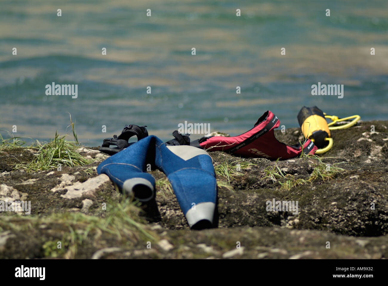 Muta e giubbotto di salvataggio lasciato ad asciugare al sole Foto Stock