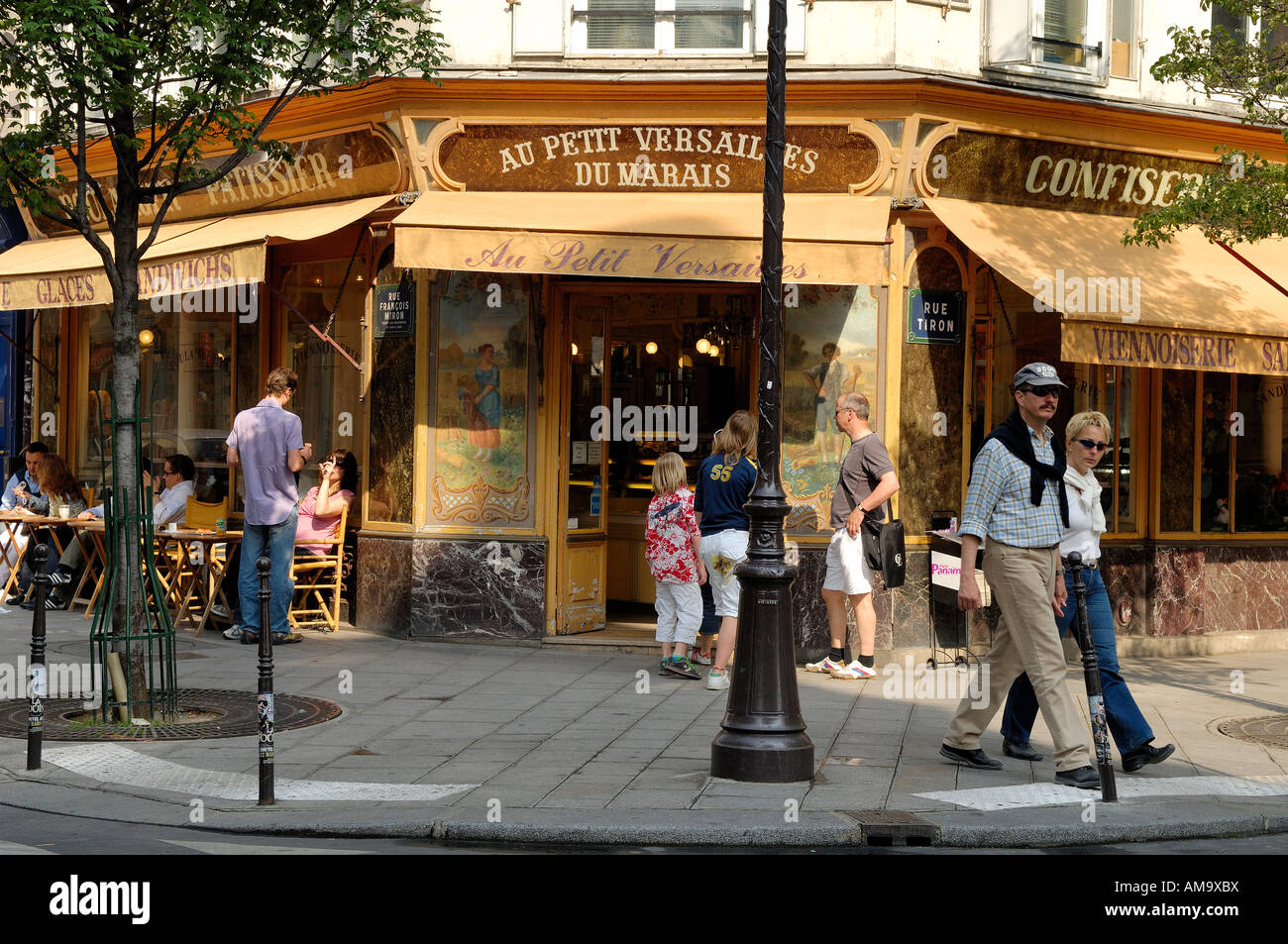 Francia, Parigi, il quartiere di Marais, Au Petit Versailles Bakery su Rue François Miron Foto Stock