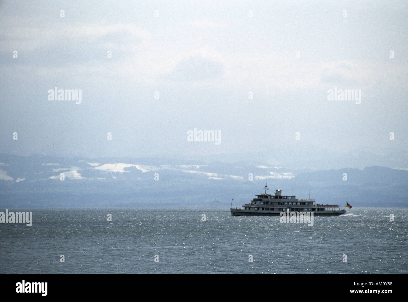 Una nave passeggeri dal Weisse Flotte attraversando il lago di Constanze su un ventoso giorno di primavera Germania Foto Stock