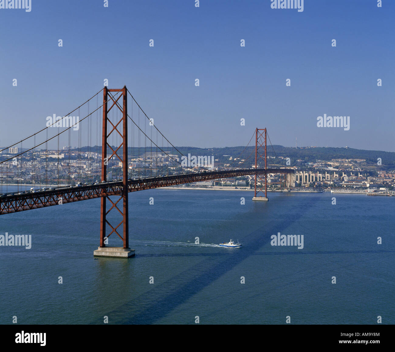 Il Ponte 25 Aprile e a Lisbona da oltre l'estuario del Tago Portogallo Foto  stock - Alamy