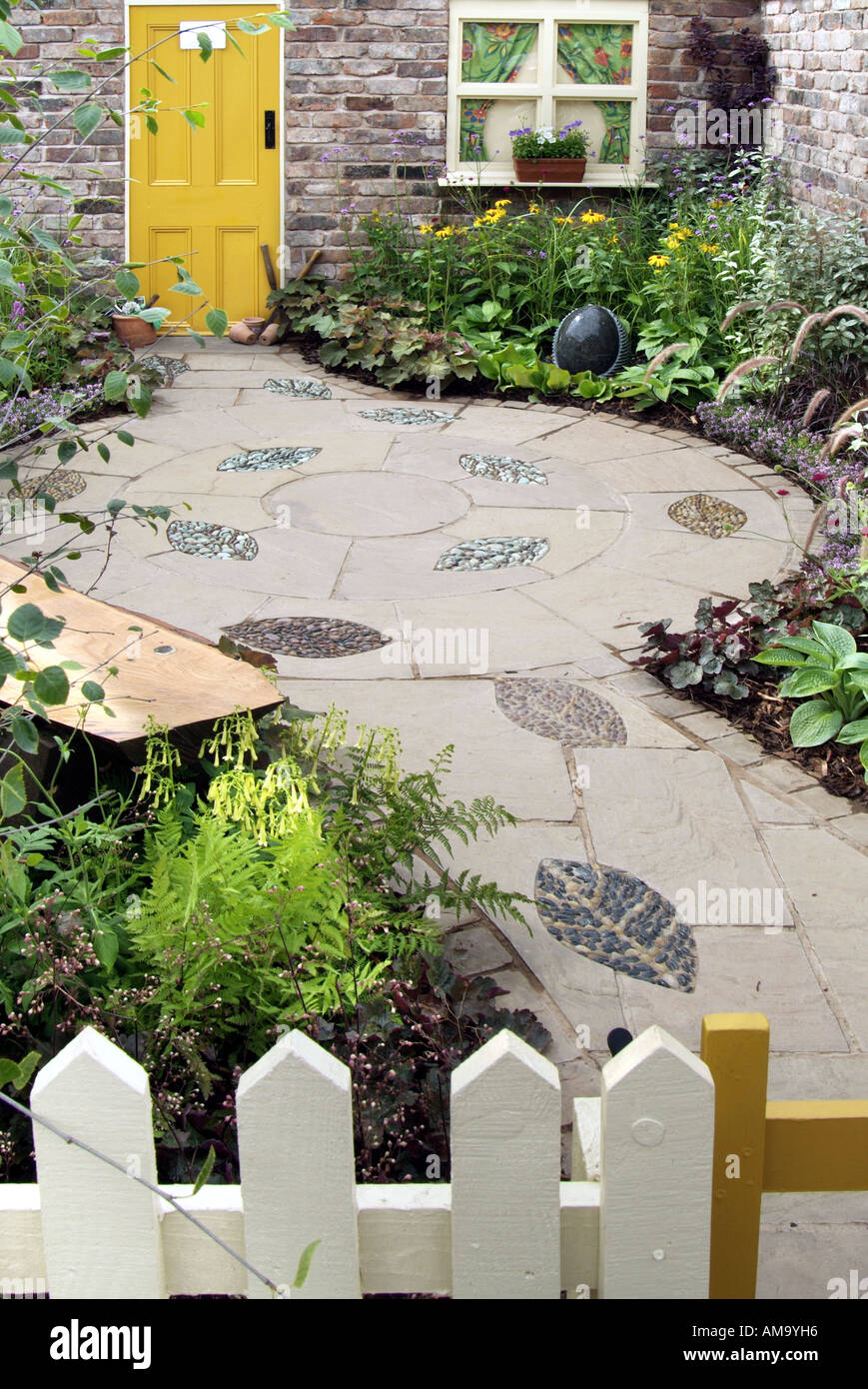 Piccolo e compatto giardino occupato percorso posteriore private personal space design bianco Garden cottage in pietra Inghilterra percorso UK GB UE Europa unita Foto Stock