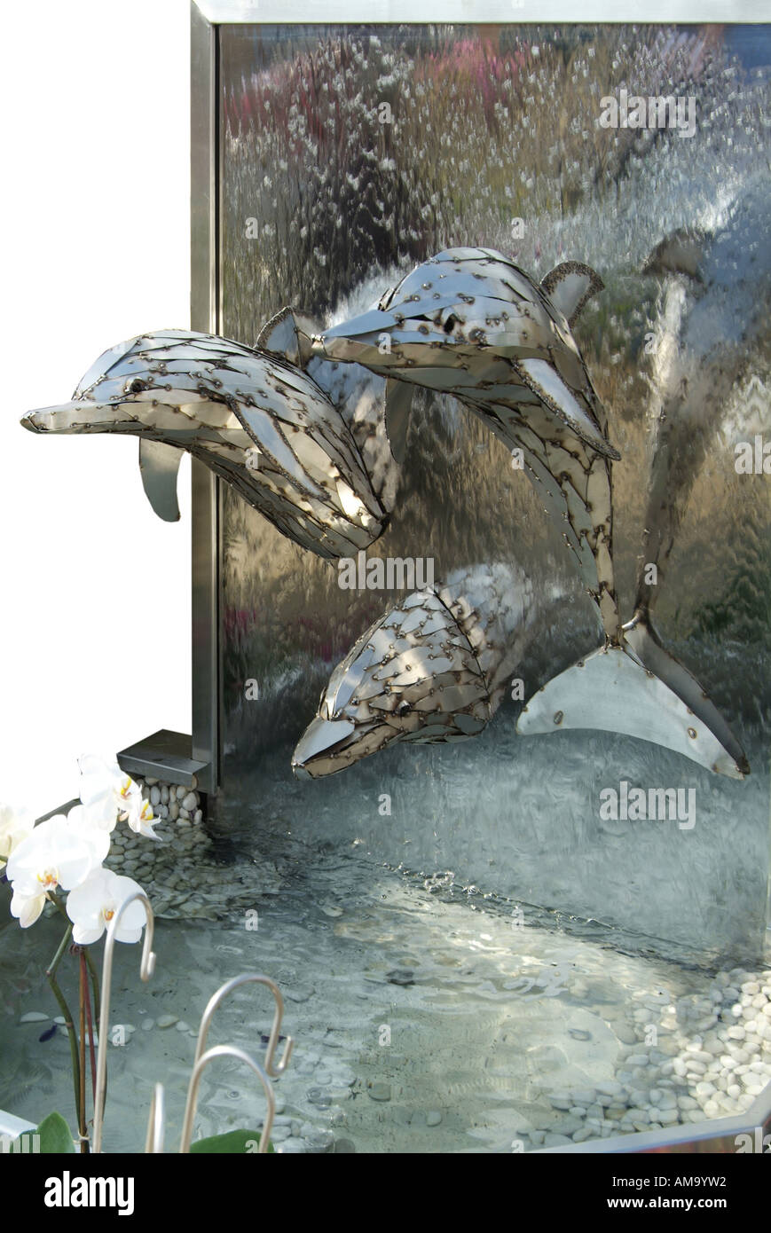 Dolphin mammifero scultura in acciaio inox funzione acqua giardino ornamento arte animale animali artigianale Antigua arte artigianale di artigiani non Foto Stock