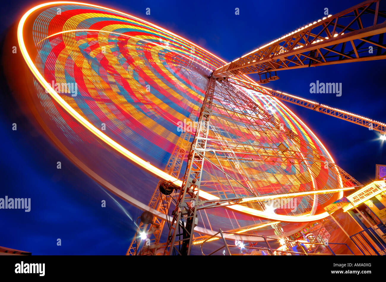 Ruota panoramica sul molo centrale di notte a girare intorno con movimento sfocate Blackpool Lancashire England Regno Unito Europa Foto Stock