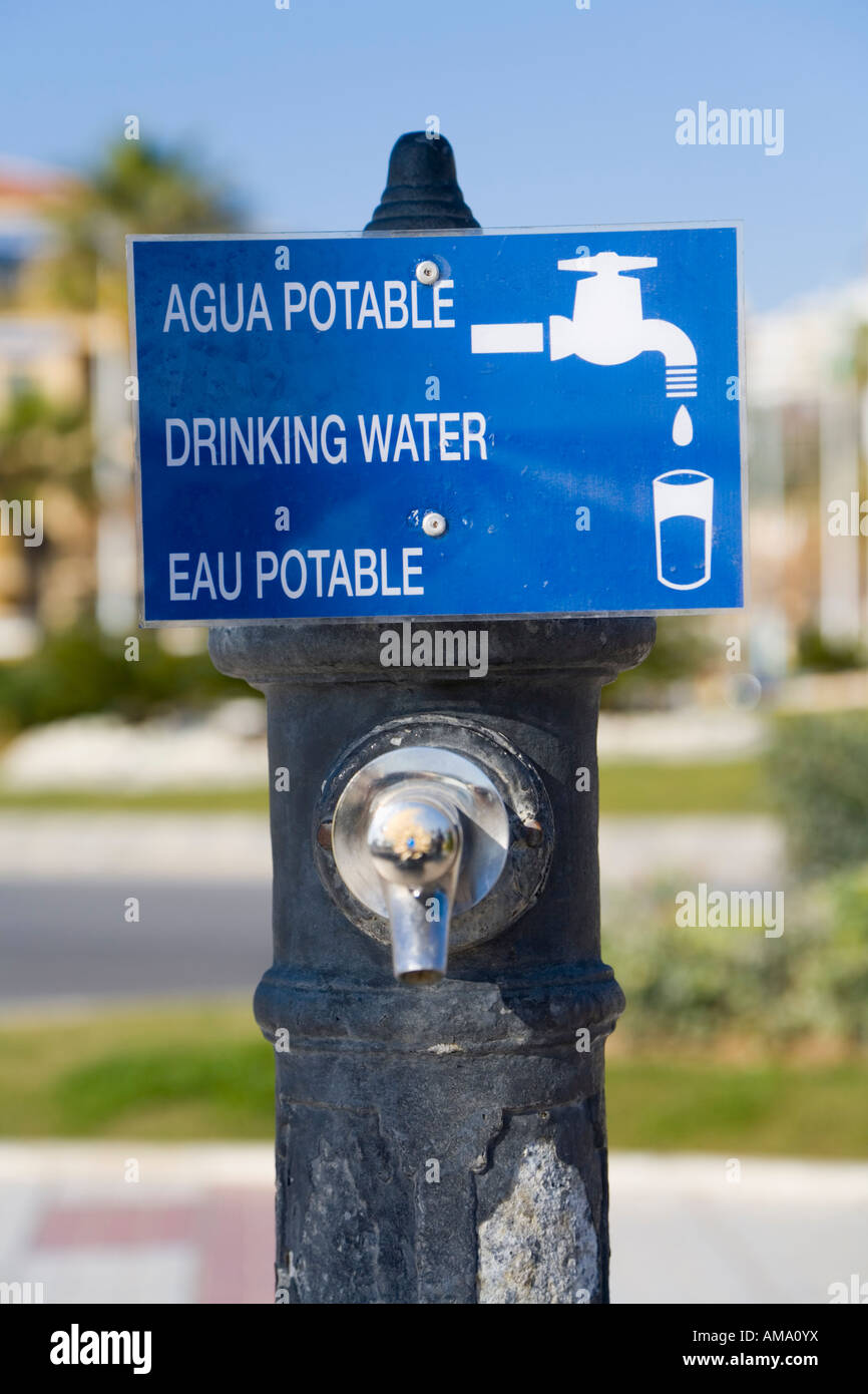 Torremolinos Provincia di Malaga Costa del Sol Spagna acqua pubblica tocca con parole acqua potabile scritta in tre lingue Foto Stock