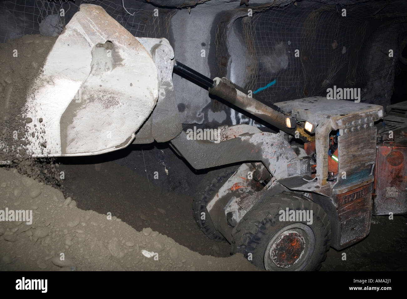 Caricamento Scooptram collocate in stope Eskay Creek miniera BC Canada Foto Stock