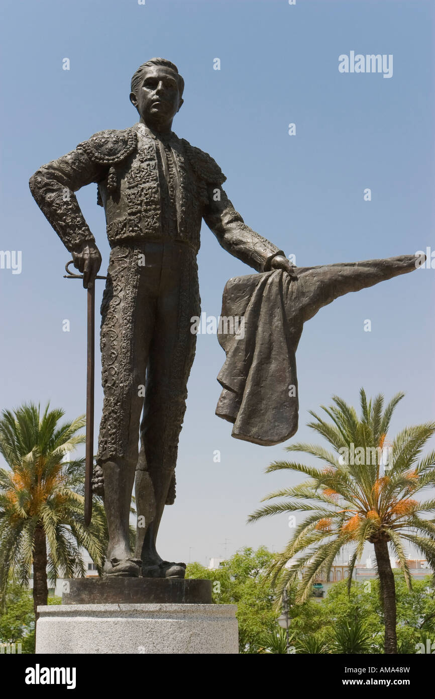 Siviglia Provincia di Siviglia Spagna statua del torero Pepe Luis Vázquez davanti La Maestranza bullring Foto Stock