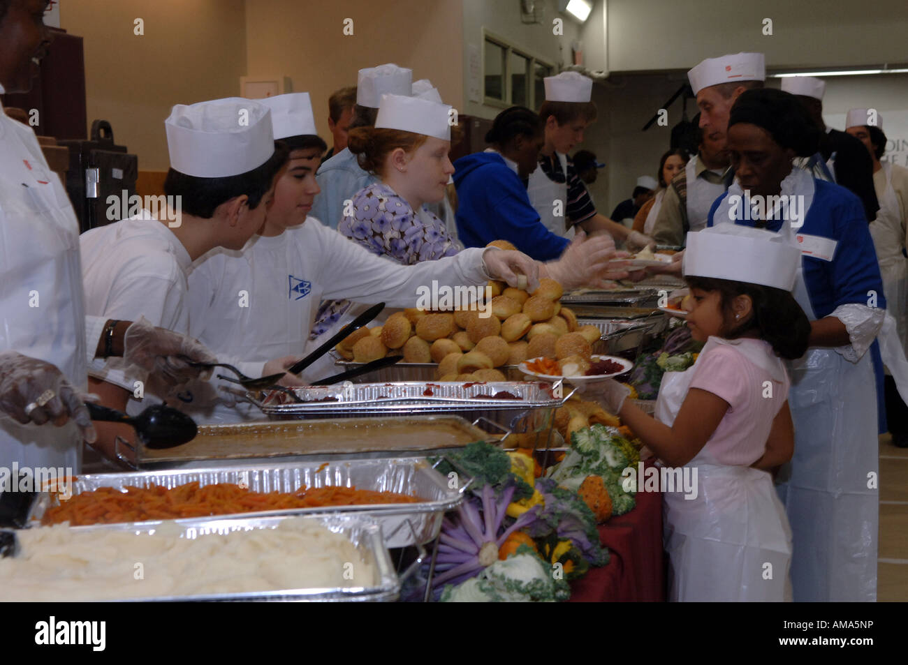 Rendimento di grazie la cena viene servita ai più bisognosi all'Esercito della salvezza nel quartiere di NYC del Greenwich Village Foto Stock