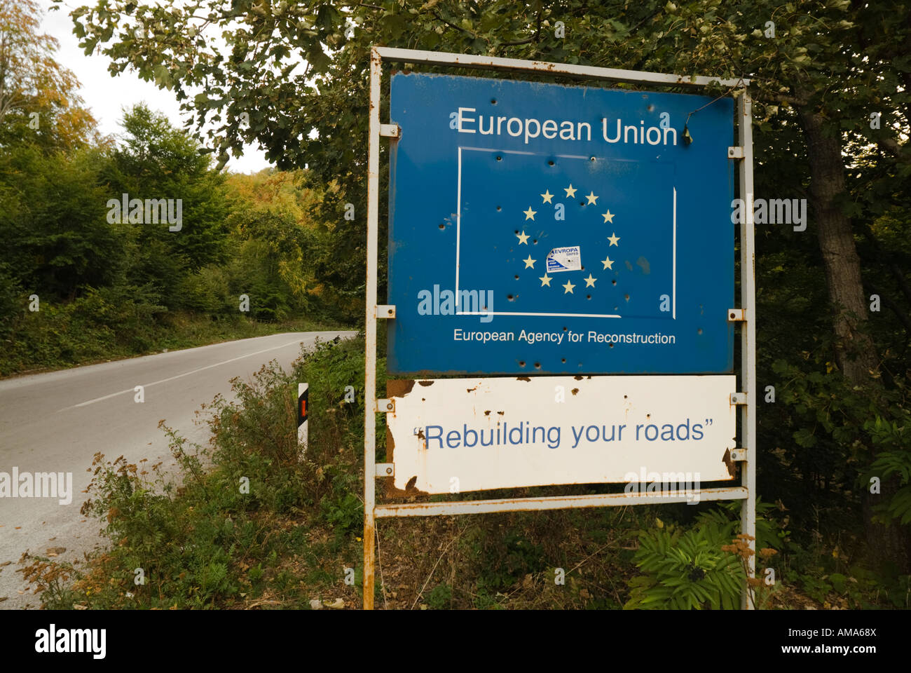 Unione Europea roadbuilding segno su una strada in Kosovo. Foto Stock