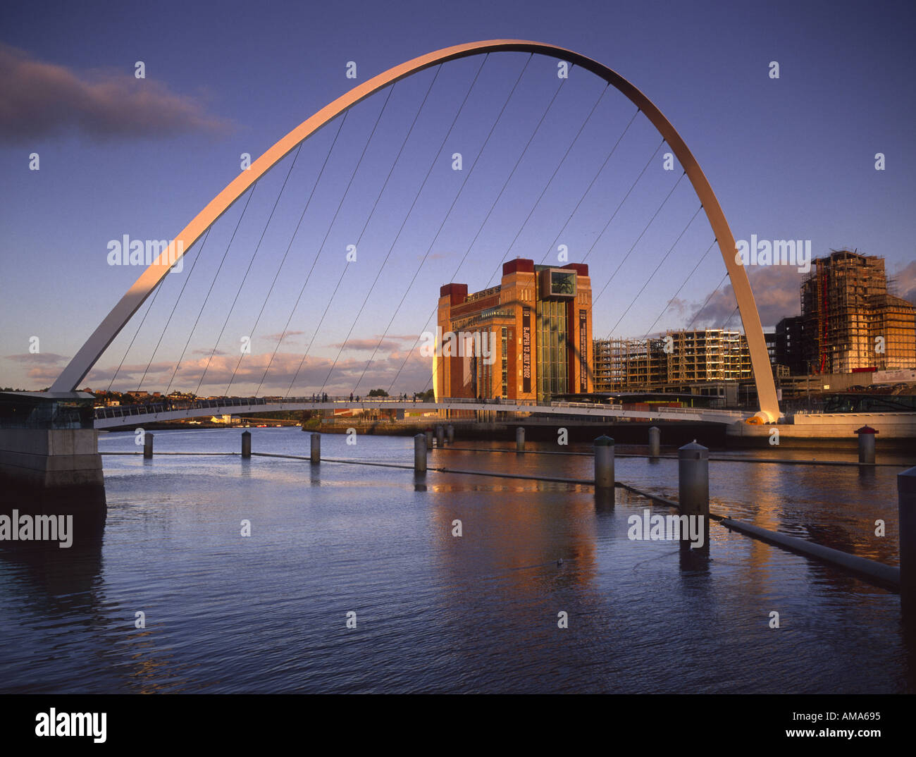 Baltic Arts Center e Millennium Bridge Newcastle Gateshead Foto Stock