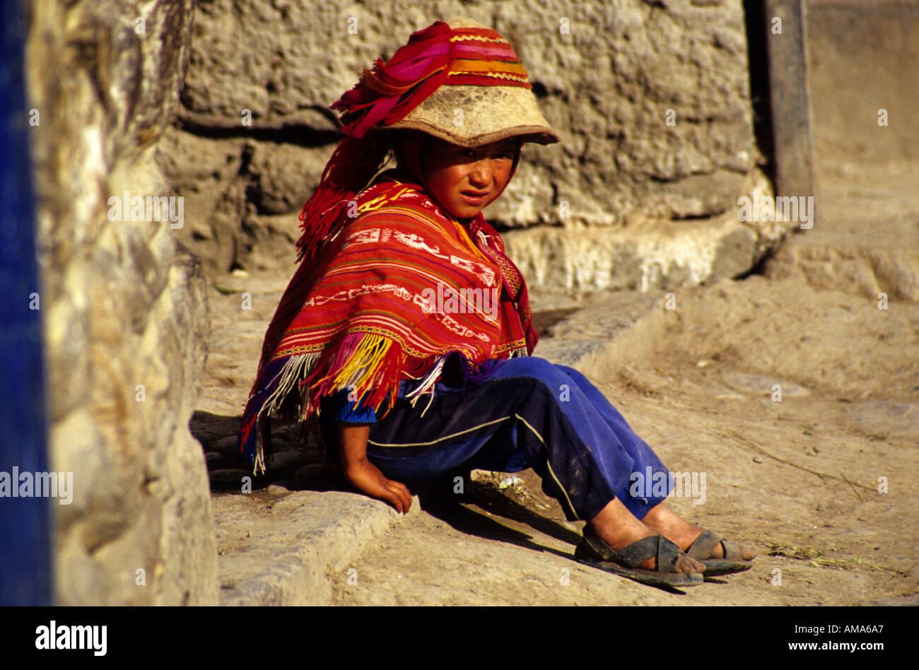 Ragazzo indigeno in abbigliamento tradizionale appoggiata Perù Foto Stock