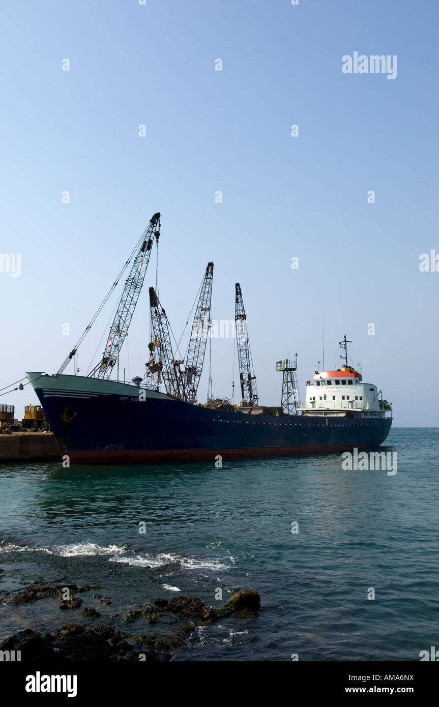 Nave cargo presso il porto di Saidon Libano Medio Oriente Asia Foto Stock