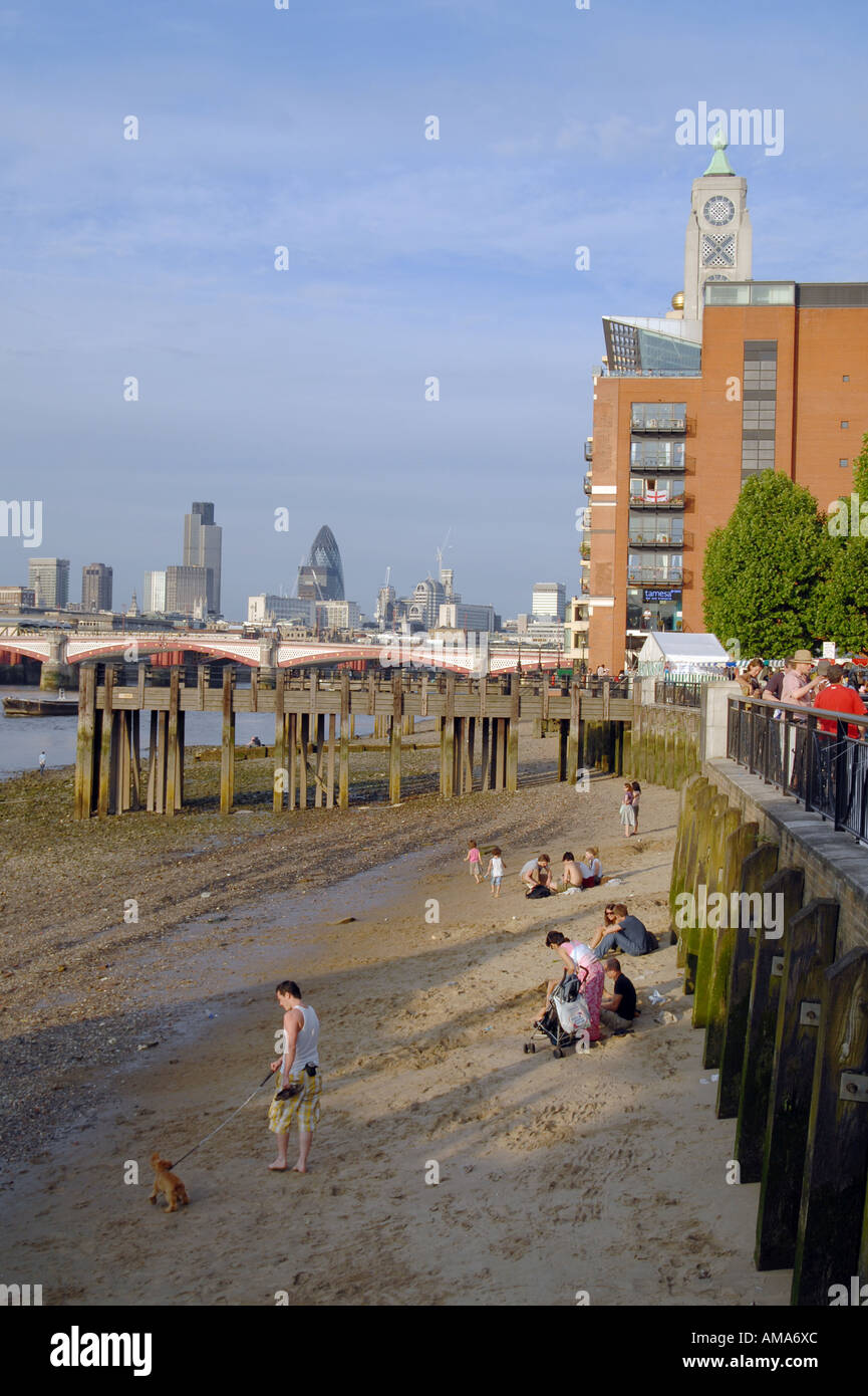 Le famiglie del Regno Unito sulla spiaggia il Tamigi mediante oxo TOWER IN South Bank di Londra Foto Julio Etchart Foto Stock