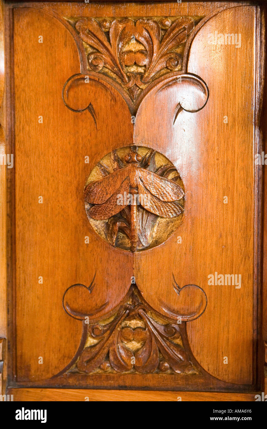 Il Galles Cardiff Cardiff Castle Lord Butes camera da letto William Burges lifecycle di tarma guardaroba pannello intagliato Foto Stock