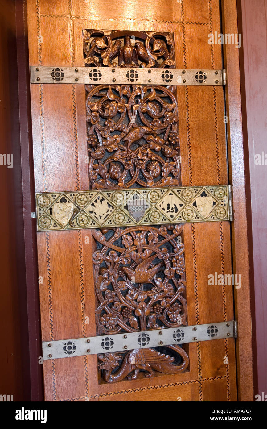 In Galles il Castello di Cardiff camere da letto in legno intagliato e porta di metallo decorazione Foto Stock