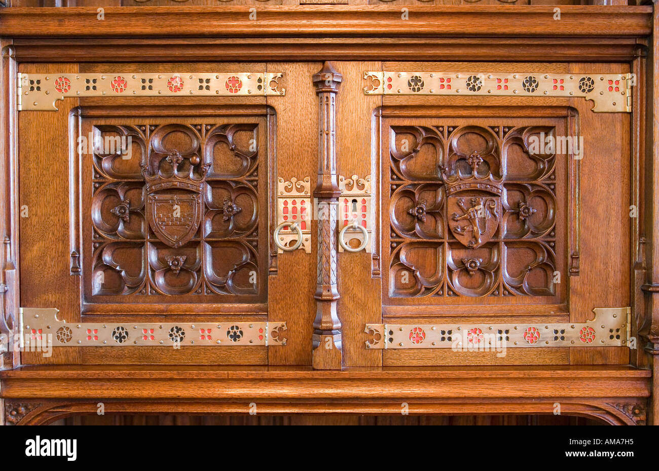 In Galles il Castello di Cardiff Sala Banchetti Credenza intagliata in legno dettaglio della porta Foto Stock