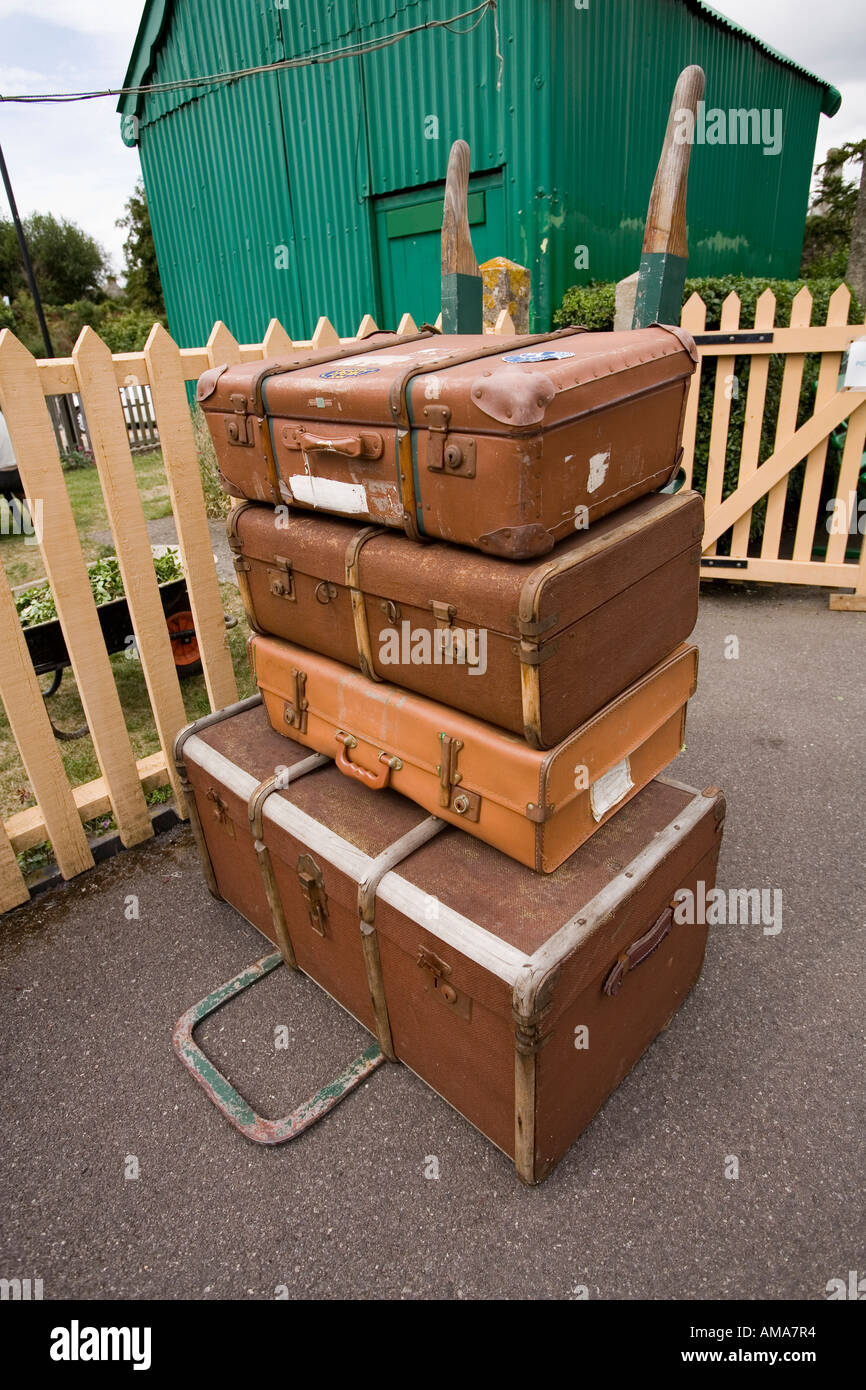 Dorset Regno Unito Corfe village Swanage Stazione ferroviaria vecchio bagagli ammassati su facchini carrello Foto Stock