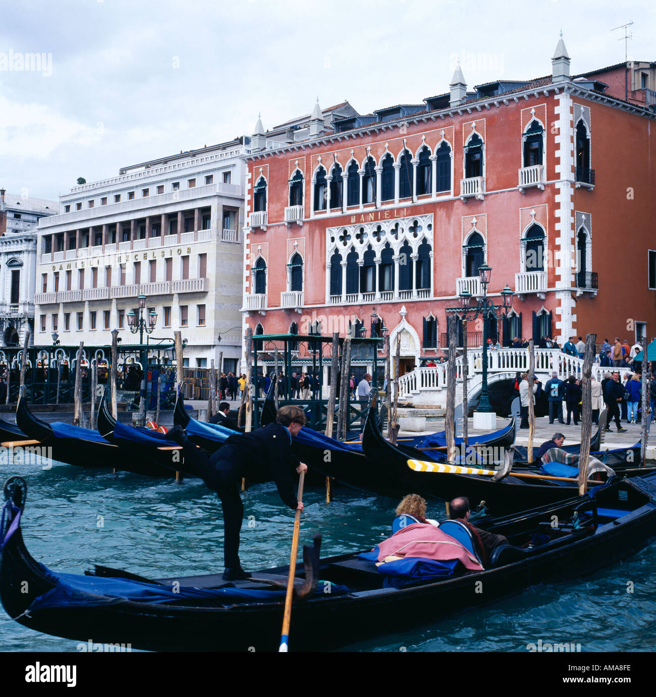 Gondoliere manzi gondola verso i poli di ormeggio al di fuori di Premier Hotels a Venezia Italia nel mese di aprile 1998 Foto Stock